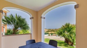 Outdoor dining - Residenza Le Farfalle 'A' with Garden View, Wi-Fi and Air Conditioning (Tergu)