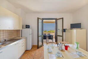 Fridge, microwave, stovetop, electric kettle - Residenza Le Farfalle 'A' with Garden View, Wi-Fi and Air Conditioning (Tergu)