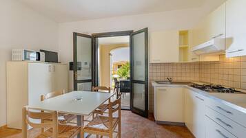 Køleskab, mikrobølgeovn, kogeplade, elkedel