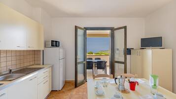 Fridge, microwave, stovetop, electric kettle