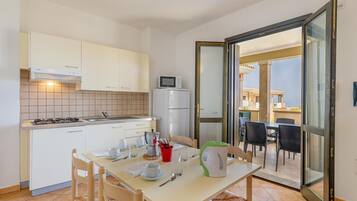 Jääkaappi, mikroaaltouuni, liesi, vedenkeitin