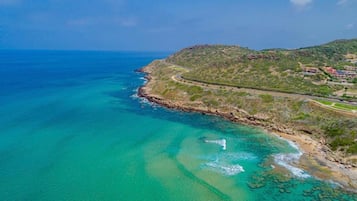 Una spiaggia nelle vicinanze