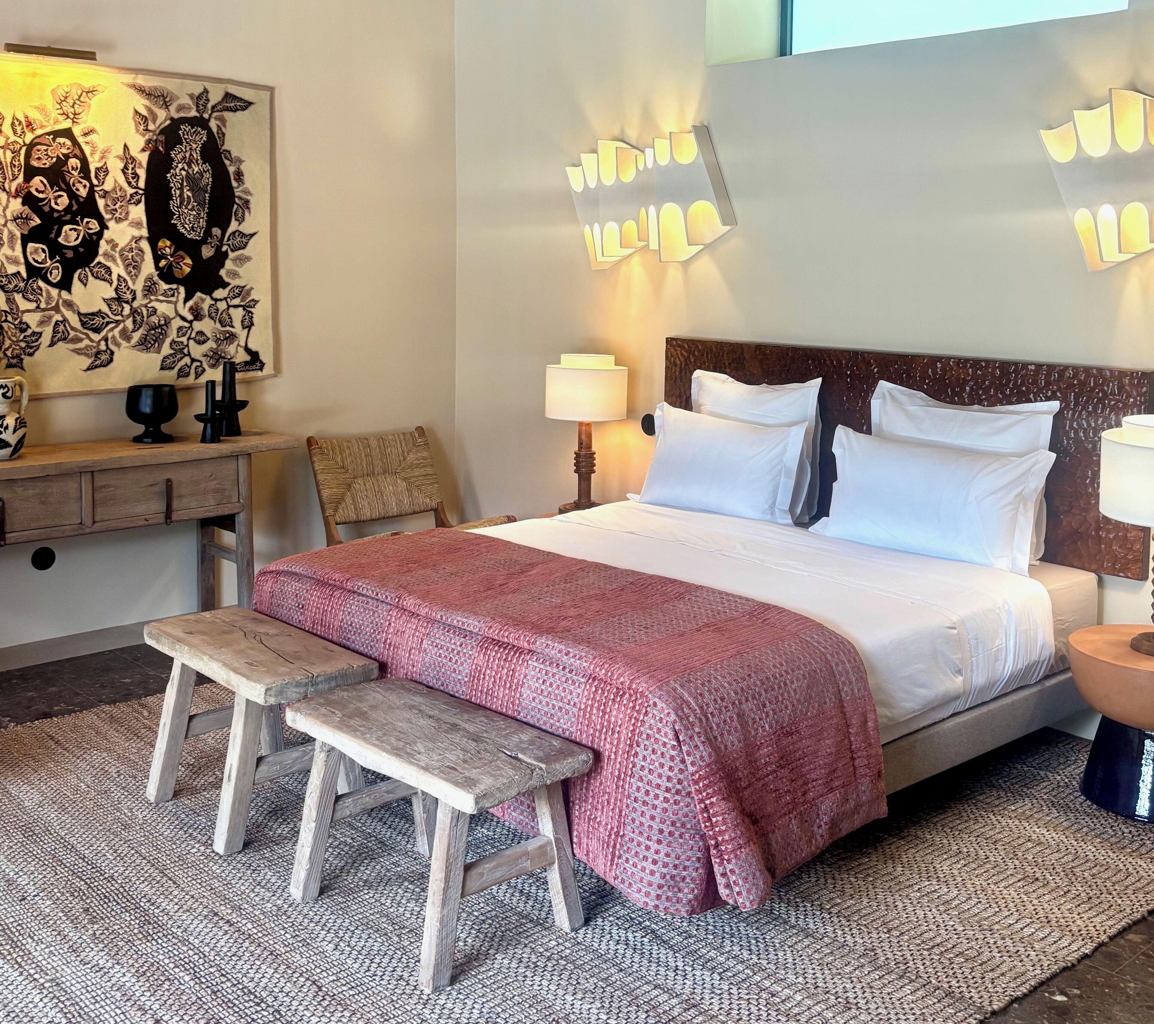 Luxe tweepersoonskamer, uitzicht op zwembad | Een kluis op de kamer, individueel gedecoreerd, individueel gemeubileerd