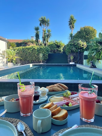 Free daily full breakfast