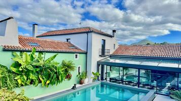 Piscine extérieure (ouverte en saison), chaises longues