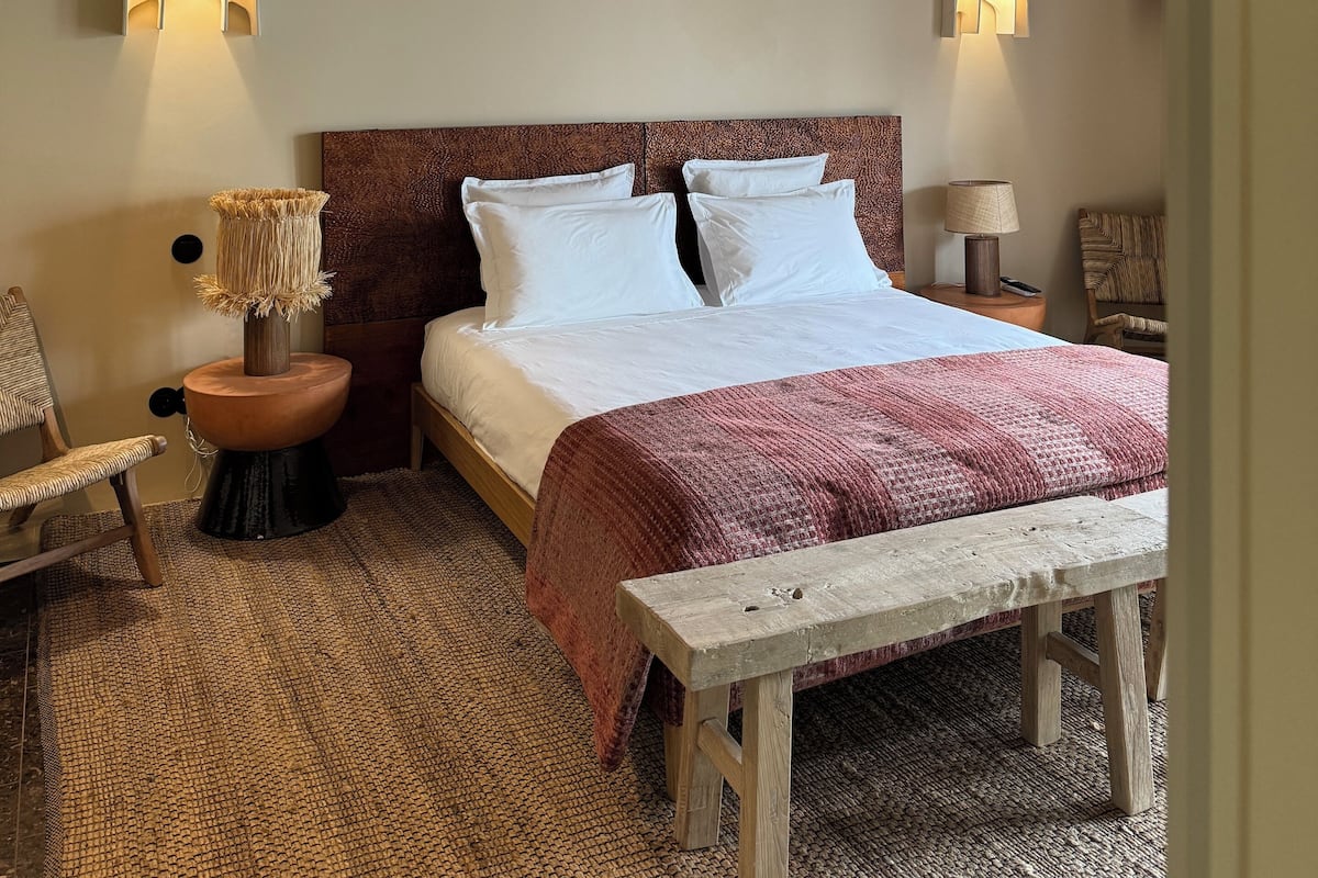 Quarto casal conforto | Cofres nos quartos, individualmente decorados
