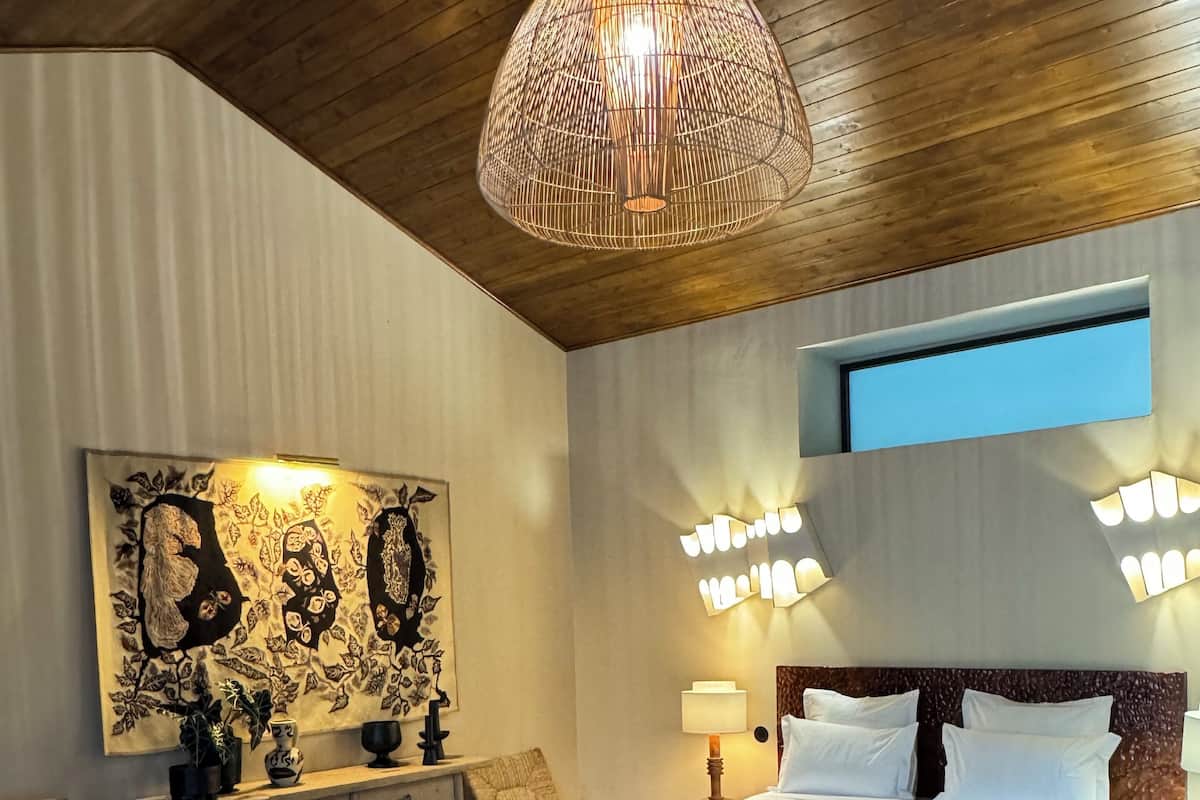 In-room safe, blackout drapes, free WiFi