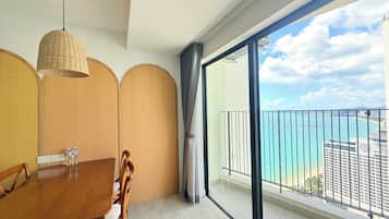 Uma varanda com vista para o mar e edifícios.