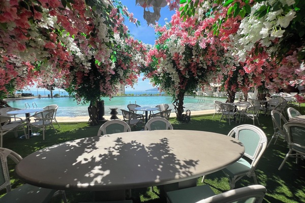 Poolside bar