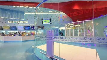 Un cine Galaxy Cinema con una taquilla y mostrador de palomitas, un café CineMunch y una zona de juegos Cine de Kids.