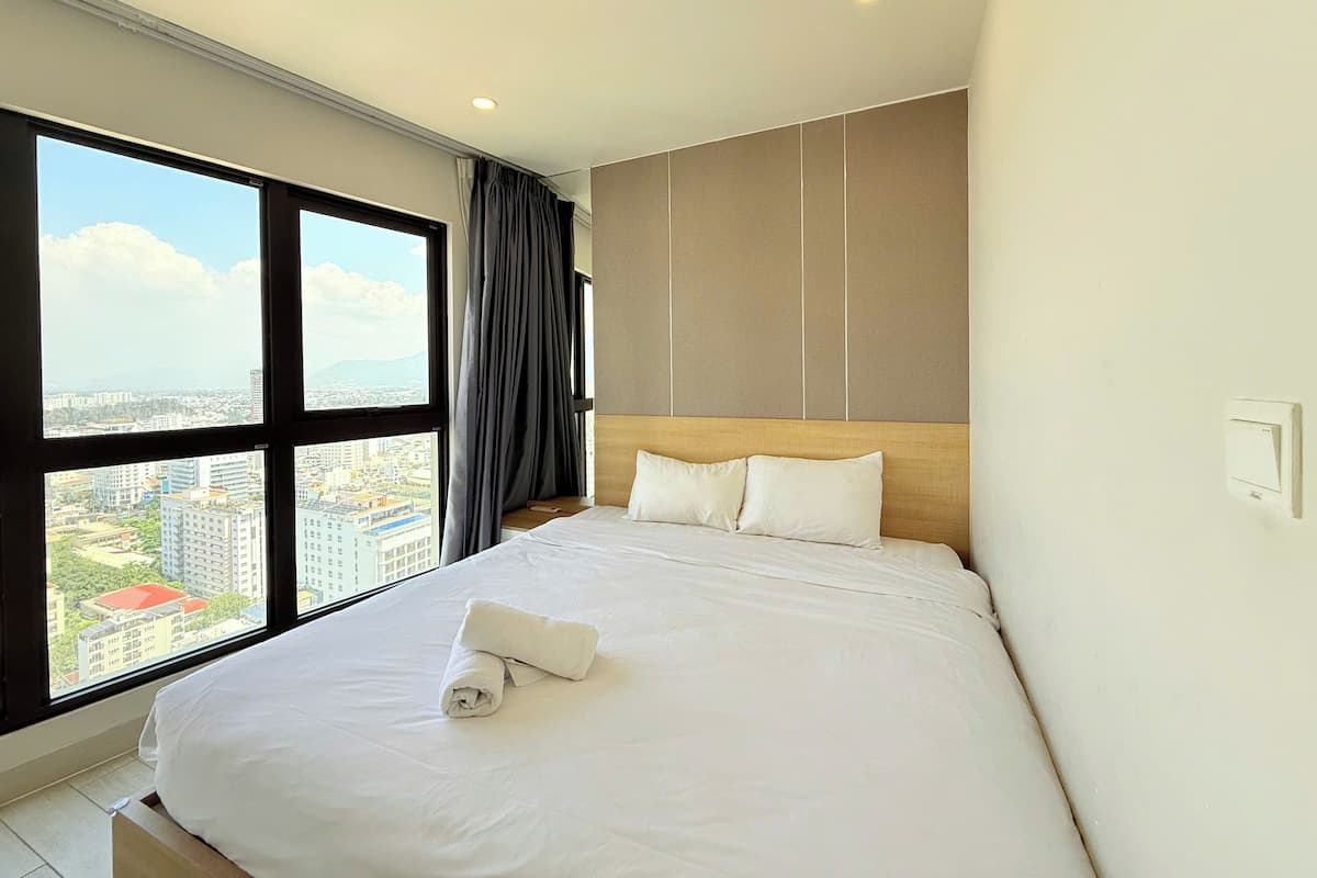 Apartamento urbano, sacada, ao lado da praia | Escrivaninha, espaço de trabalho para notebook, cortinas blackout