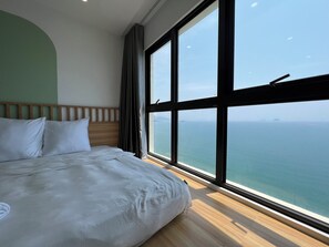 Trang trí khác biệt, trang bị nội thất với thiết kế riêng biệt, bàn