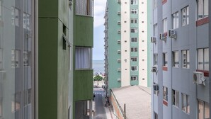 A narrow street between high-rise buildings with balconies and air conditioning units. - Apt w/ 1 Bedroom 100m fr Praia Central BC - Edg403 (Balneário Camboriú)
