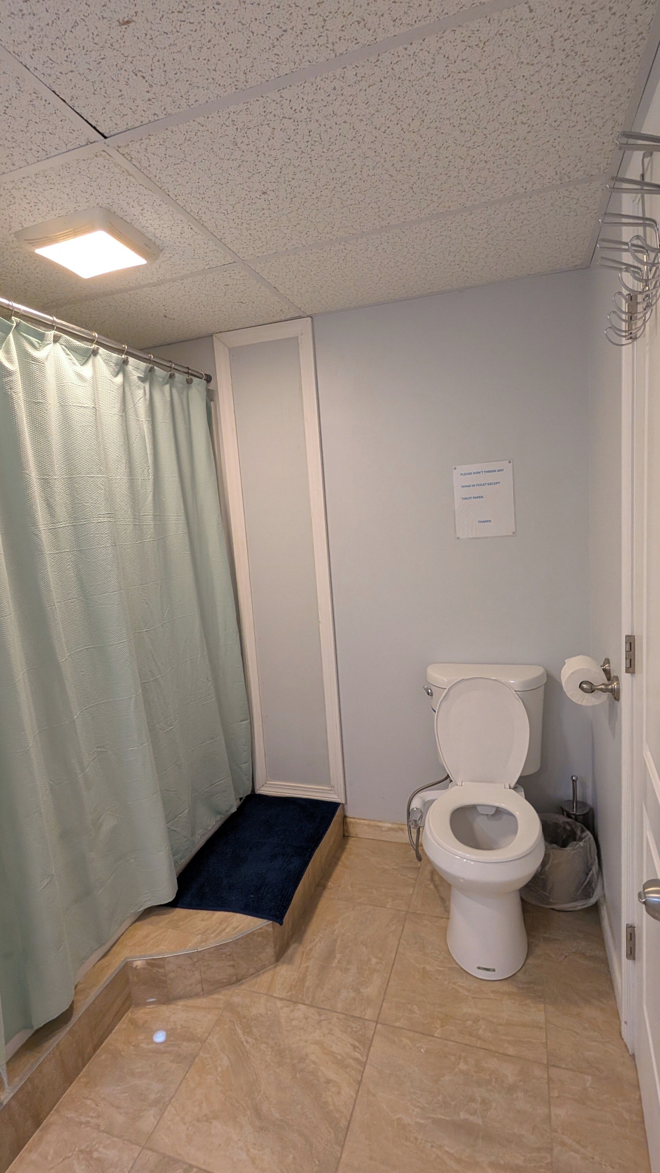 Sèche-cheveux, bidet, serviettes fournies, savon