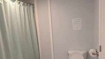 SĂšche-cheveux, bidet, serviettes fournies, savon