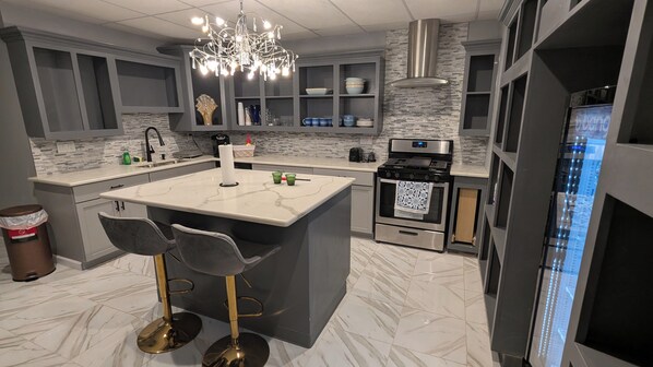 Een koelkast, een microgolfoven, een oven, een kookplaat