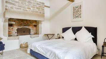 8 bedrooms, iron/ironing board, internet, bed sheets