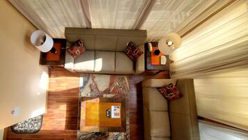 35-inch Smart TV with satellite channels, fireplace, books