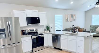 Modern Oasis in Lubbock - Perfect for Families, minutes from Texas Tech