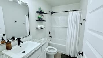SĂšche-cheveux, serviettes fournies, papier toilette