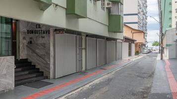 Um edifício com uma placa indicando