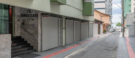 A building with a sign reading "ED. DOMGUSTAVO 84" and a staircase leading to the entrance.