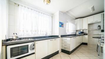 Apartamento básico | Cozinha privada | Talheres/pratos/utensílios de cozinha