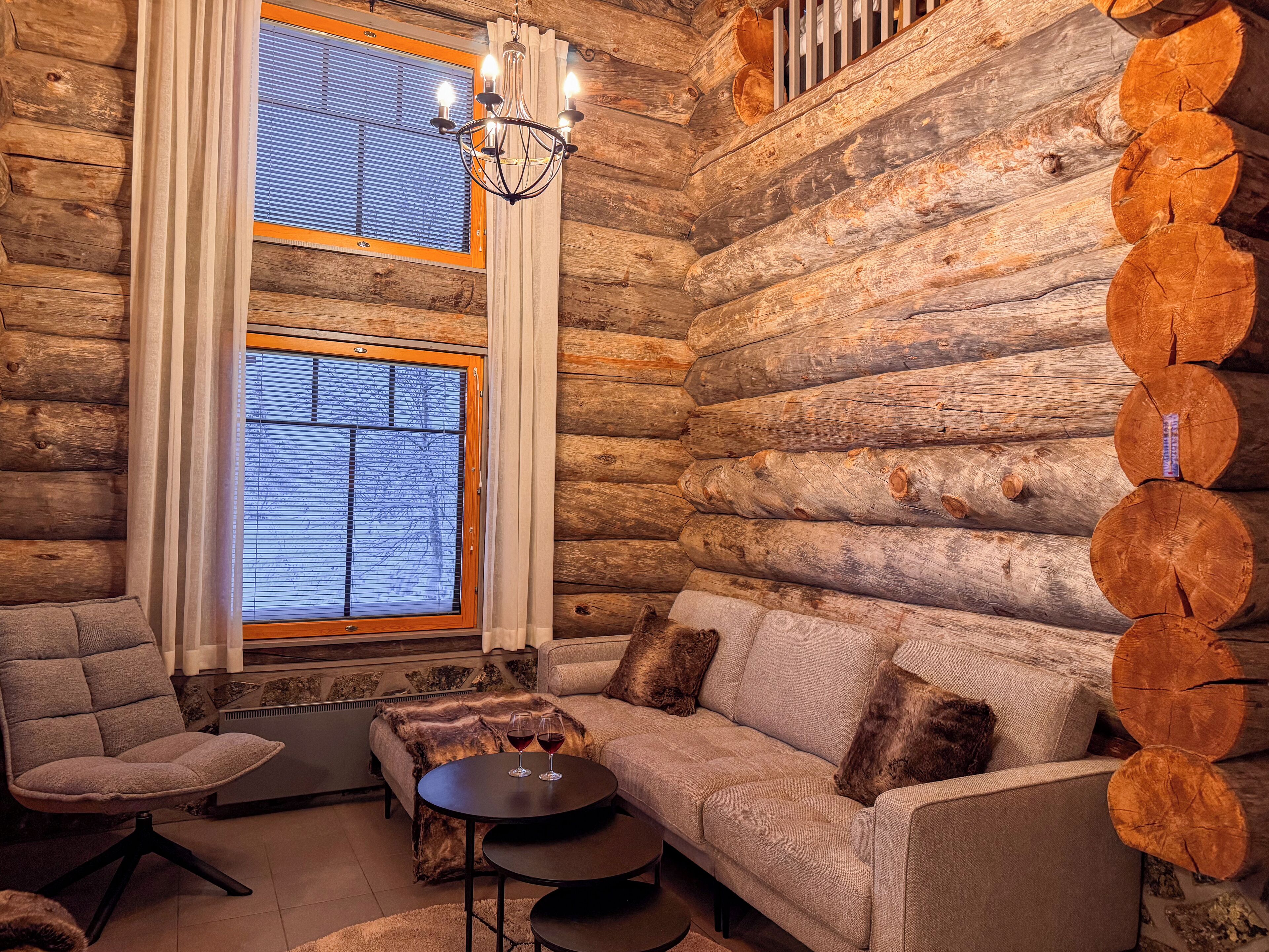 Huvila, näköala mäelle | Oleskelualue | Taulutelevisio, takka