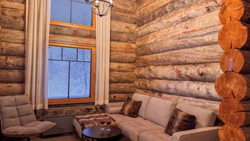 Huvila, näköala mäelle | Oleskelualue | Taulutelevisio, takka