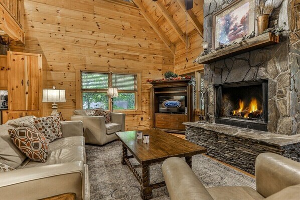Smart TV, fireplace, books - The Grand Toccoa Retreat | Blue Ridge, Ga (Blue Ridge)