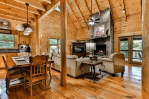 Smart TV, fireplace, books - The Grand Toccoa Retreat | Blue Ridge, Ga (Blue Ridge)