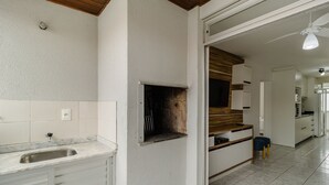 Eine moderne Küche mit Einbauofen, Spüle und Holzarbeitsplatte.
