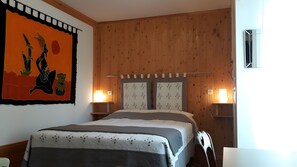 2 bedrooms, WiFi, bed sheets
