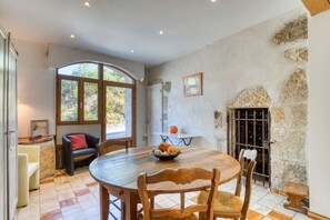 Dining - Guest Room 'Petite Suite Douillette' with Balcony, Wi-Fi and Air Conditioning (Saint-Pargoire)