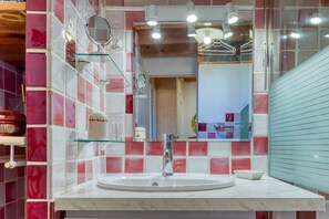 Ducha, artículos de higiene personal gratuitos y secador de pelo