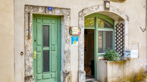 Un edificio con puerta verde y un letrero que indica que es un hotel.