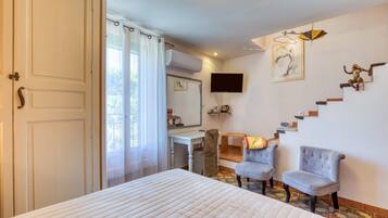 2 bedrooms, desk, iron/ironing board, WiFi