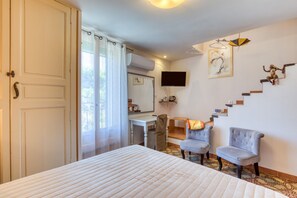2 bedrooms, desk, iron/ironing board, WiFi - 'Petite Suite Douillette' Guest Room with Balcony, Wi-Fi, and Air Conditioning (Saint-Pargoire)