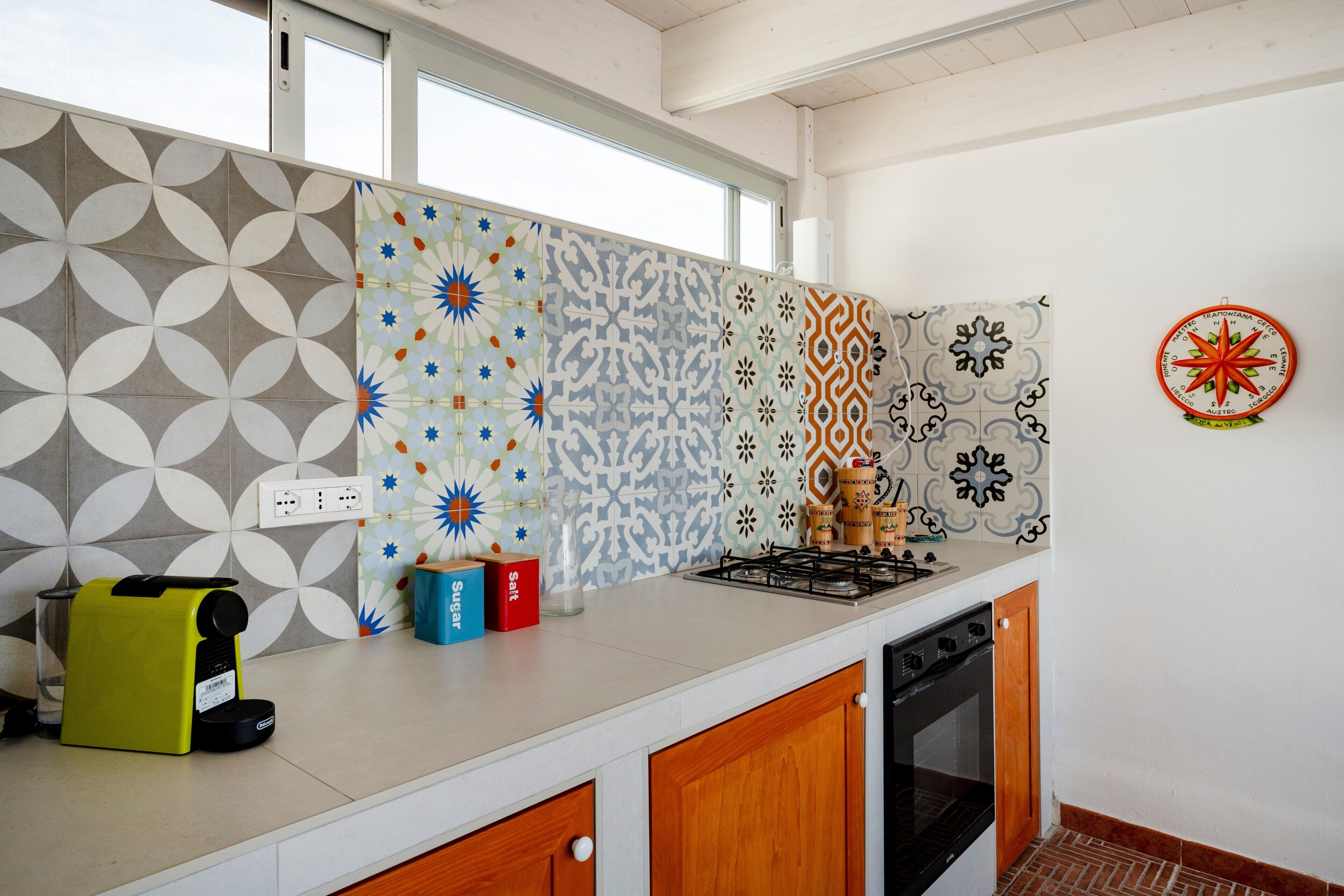 Fridge, oven, stovetop, coffee/tea maker