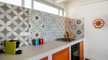 Fridge, oven, stovetop, coffee/tea maker