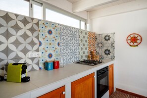 Fridge, oven, stovetop, coffee/tea maker