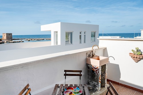 Apartment 'La Veranda' with Sea View, Wi-Fi and Air Conditioning