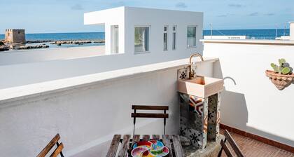Apartment 'La Veranda' with Sea View, Wi-Fi and Air Conditioning