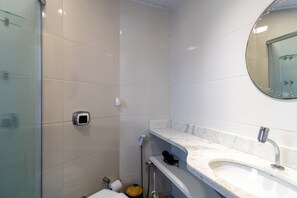 A modern bathroom with a glass shower enclosure, a marble sink, and a large mirror. - Beautiful Apart Barbecue 100m From the sea Eab0201 (Florianópolis)