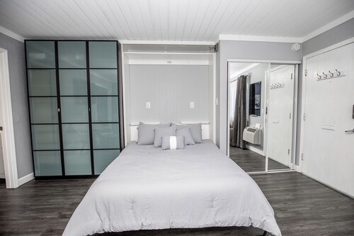 Charming 12 South Studio w Pool, Near Melrose, Downtown+Univ. 2 mi, Free Parking