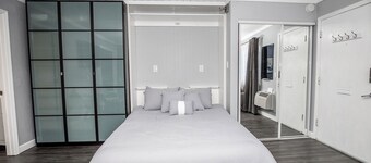 Charming 12 South Studio w Pool, Near Melrose, Downtown+Univ. 2 mi, Free Parking