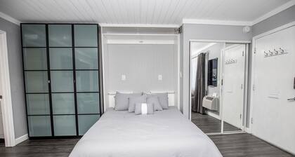 Charming 12 South Studio w Pool, Near Melrose, Downtown+Univ. 2 mi, Free Parking