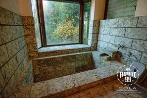 Villa, gedeeltelijk uitzicht op oceaan | Badkamer | Pantoffels