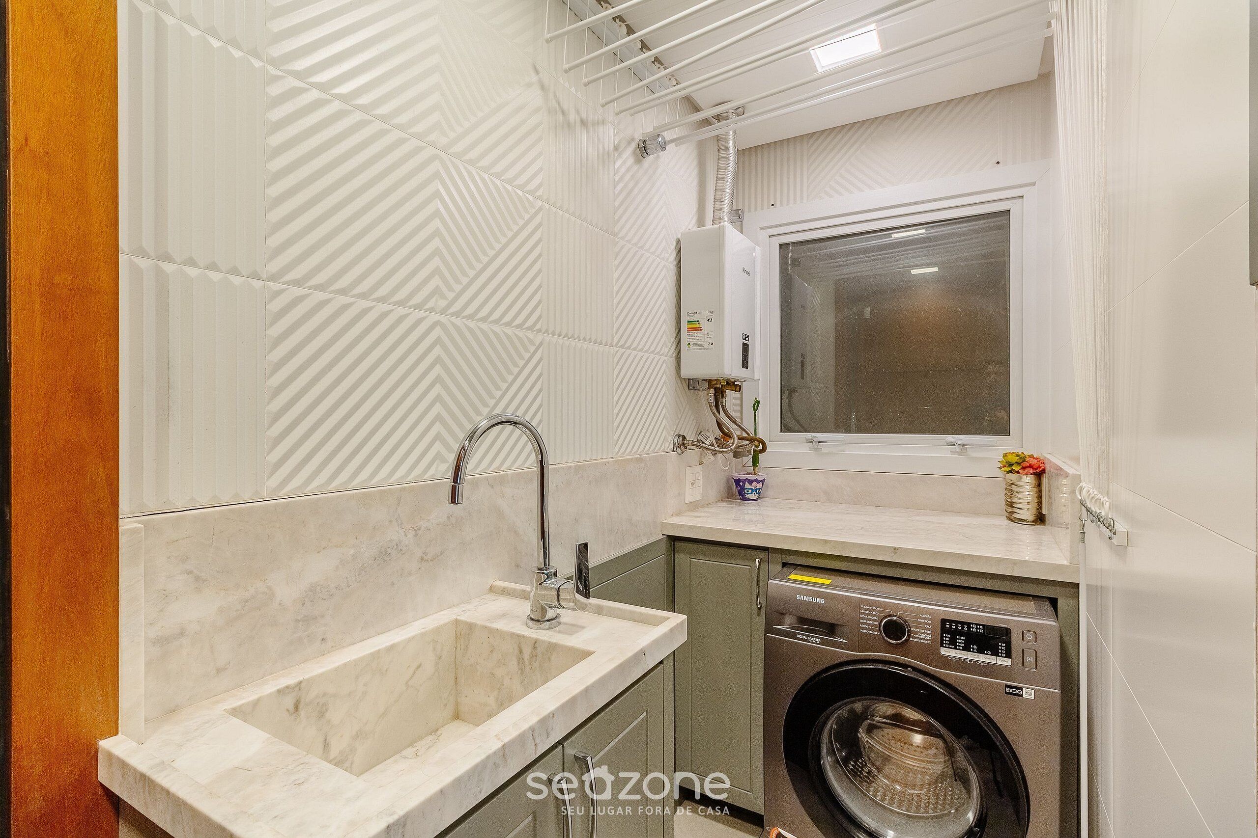 Basic Apartment | Bathroom