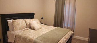 Charming 4BR Retreat, Sleeps 8,  Near Shopping & Dining, In Quiet Neighborhood!!